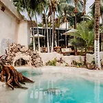 Nomads Boutique Hotel & Hostel