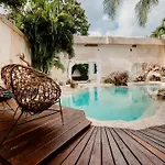 Nomads Boutique Hotel & Hostel